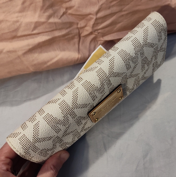 NWT! Michael Kors Checkbook Wallet - Picture 6 of 12